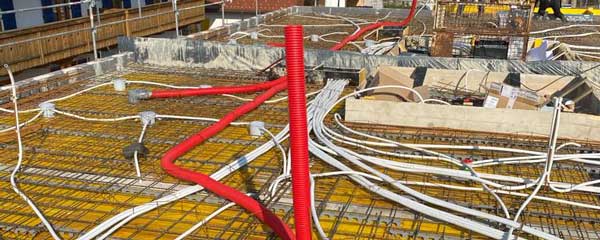 elektrische Leitungen werden in einer Betondecke verlegt
